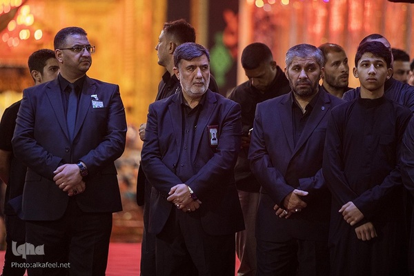 مراسم تعویض پرچم گنبد حرم حضرت اباالفضل العباس(ع) از قرمز به مشکی