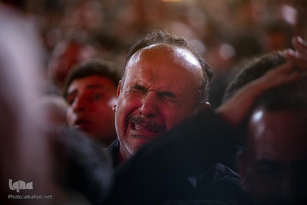 مراسم تعویض پرچم گنبد حرم حضرت اباالفضل العباس(ع) از قرمز به مشکی