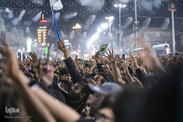 مراسم تعویض پرچم گنبد حرم حضرت اباالفضل العباس(ع) از قرمز به مشکی