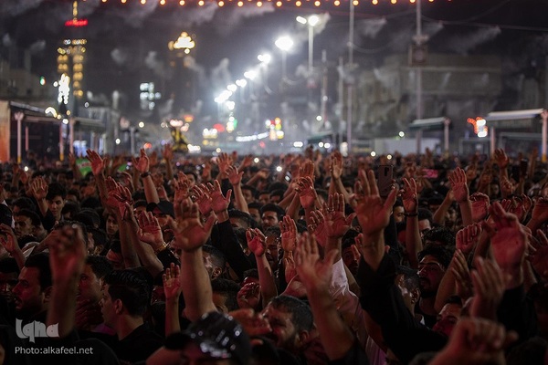 مراسم تعویض پرچم گنبد حرم حضرت اباالفضل العباس(ع) از قرمز به مشکی