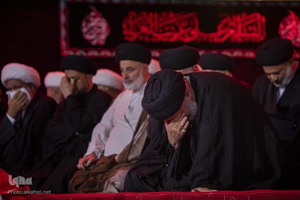 مراسم تعویض پرچم گنبد حرم حضرت اباالفضل العباس(ع) از قرمز به مشکی