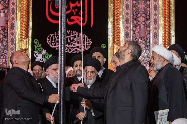 مراسم تعویض پرچم گنبد حرم حضرت اباالفضل العباس(ع) از قرمز به مشکی