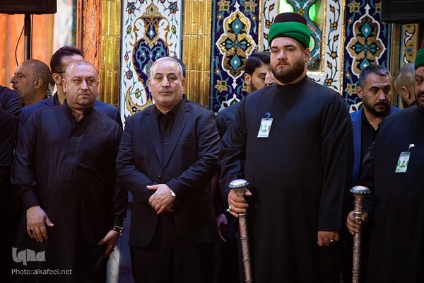 مراسم تعویض پرچم گنبد حرم حضرت اباالفضل العباس(ع) از قرمز به مشکی