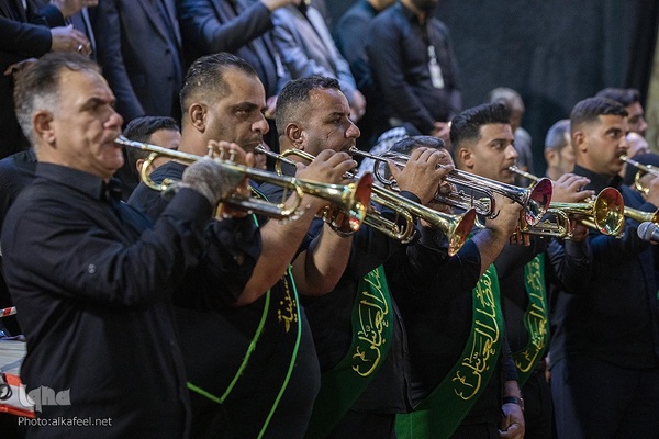 مراسم تعویض پرچم گنبد حرم حضرت اباالفضل العباس(ع) از قرمز به مشکی