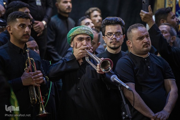 مراسم تعویض پرچم گنبد حرم حضرت اباالفضل العباس(ع) از قرمز به مشکی