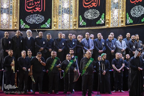 مراسم تعویض پرچم گنبد حرم حضرت اباالفضل العباس(ع) از قرمز به مشکی