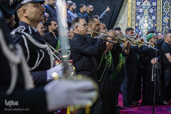 مراسم تعویض پرچم گنبد حرم حضرت اباالفضل العباس(ع) از قرمز به مشکی