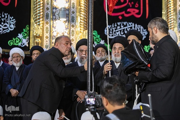 مراسم تعویض پرچم گنبد حرم حضرت اباالفضل العباس(ع) از قرمز به مشکی