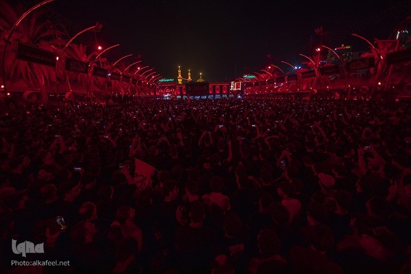 مراسم تعویض پرچم گنبد حرم حضرت اباالفضل العباس(ع) از قرمز به مشکی