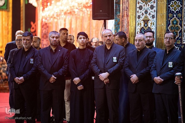 مراسم تعویض پرچم گنبد حرم حضرت اباالفضل العباس(ع) از قرمز به مشکی