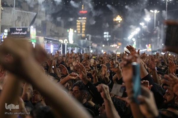 مراسم تعویض پرچم گنبد حرم حضرت اباالفضل العباس(ع) از قرمز به مشکی