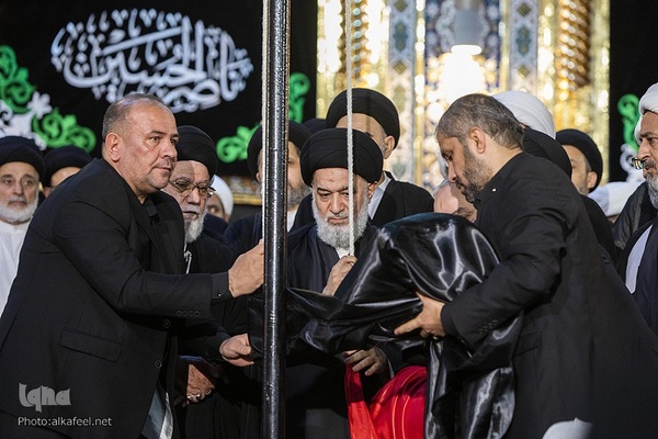 مراسم تعویض پرچم گنبد حرم حضرت اباالفضل العباس(ع) از قرمز به مشکی