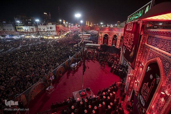 مراسم تعویض پرچم گنبد حرم حضرت اباالفضل العباس(ع) از قرمز به مشکی