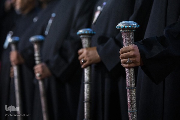 مراسم تعویض پرچم گنبد حرم حضرت اباالفضل العباس(ع) از قرمز به مشکی