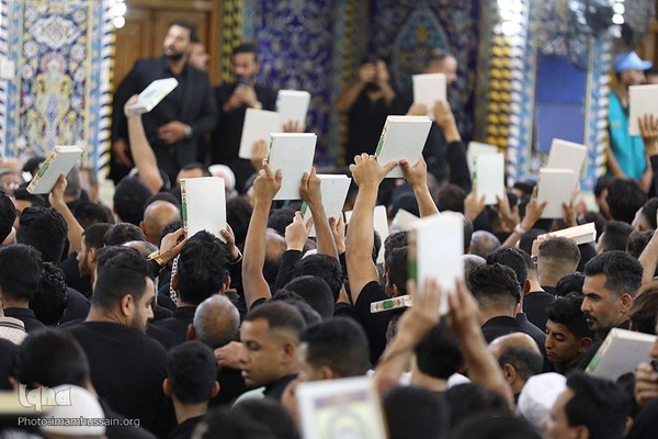 برافراشتن قرآن کریم همزمان با تعویض پرچم گنبد امام حسین(ع)