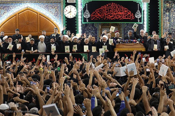 برافراشتن قرآن کریم همزمان با تعویض پرچم گنبد امام حسین(ع)