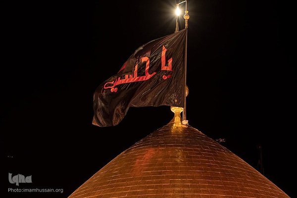 برافراشتن قرآن کریم همزمان با تعویض پرچم گنبد امام حسین(ع)