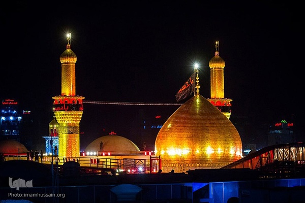 برافراشتن قرآن کریم همزمان با تعویض پرچم گنبد امام حسین(ع)