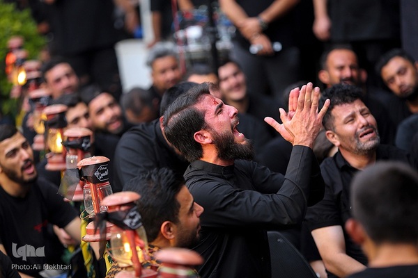 عزاداران حسینی در کنار قبور مطهر سرداران بی پلاک گلزار شهدا(س)