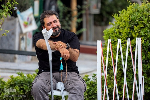 عزاداران حسینی در کنار قبور مطهر سرداران بی پلاک گلزار شهدا(س)