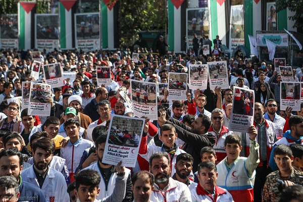 تجمع امدادگران و کادر درمان در میدان فلسطین