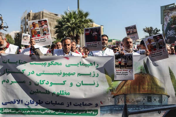 تجمع امدادگران و کادر درمان در میدان فلسطین