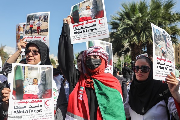 تجمع امدادگران و کادر درمان در میدان فلسطین