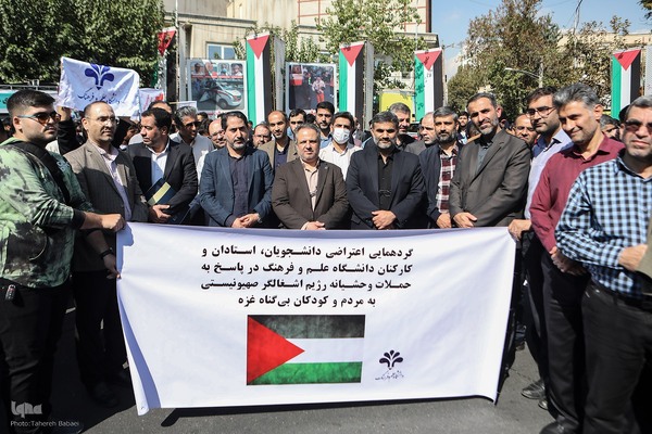 تجمع امدادگران و کادر درمان در میدان فلسطین