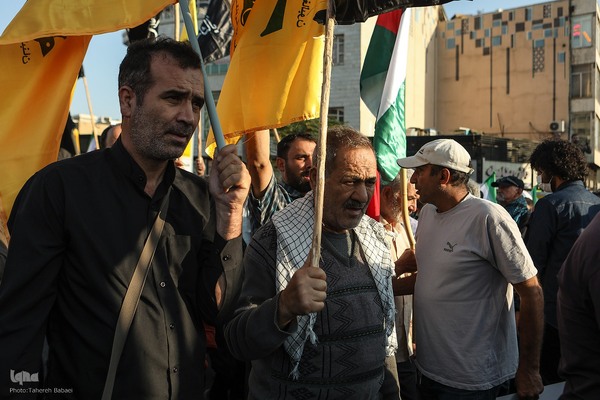 اجتماع عظیم مردم تهران در واکنش به جنایت رژیم صهیونیستی در غزه در میدان انقلاب