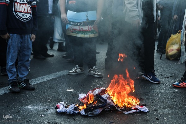 اجتماع عظیم مردم تهران در واکنش به جنایت رژیم صهیونیستی در غزه در میدان انقلاب