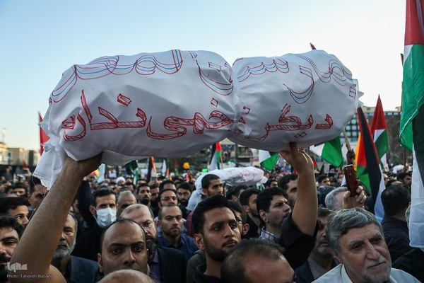 اجتماع عظیم مردم تهران در واکنش به جنایت رژیم صهیونیستی در غزه در میدان انقلاب