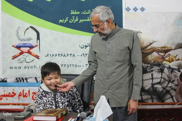 جلسه آموزش قرآن در کانون الزهراء(س)