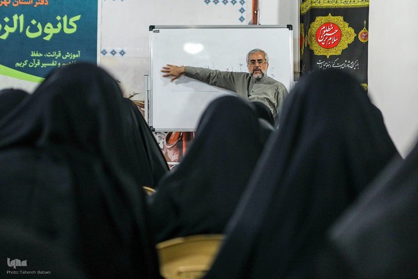 جلسه آموزش قرآن در کانون الزهراء(س)