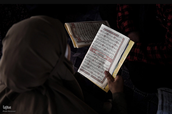 دختران غزه به تحصیل در رشته قرآن و حفظ ادامه می دهند