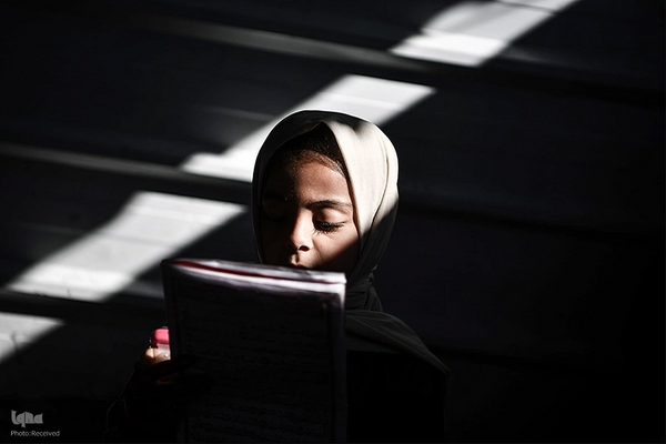 دختران غزه به تحصیل در رشته قرآن و حفظ ادامه می دهند
