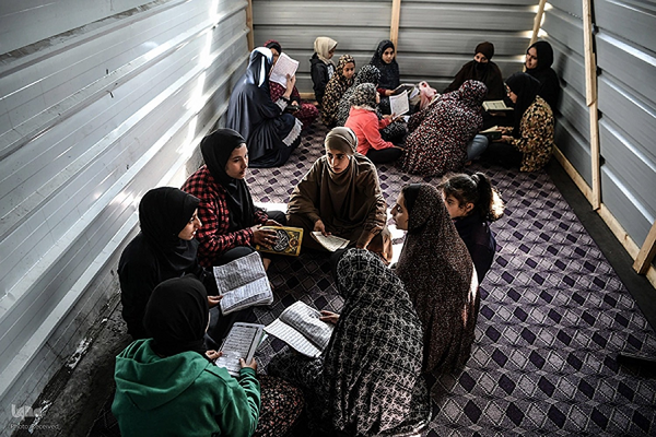 دختران غزه به تحصیل در رشته قرآن و حفظ ادامه می دهند