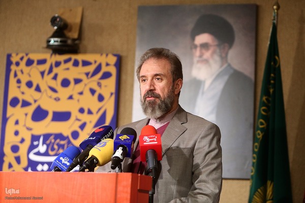 امیرخوراکیان ، رییس کتابخانه و موزه ملی ملک در مراسم رونمایی از کتاب درآمدی بر هویت ملی از نگاه رهبر معظم انقلاب