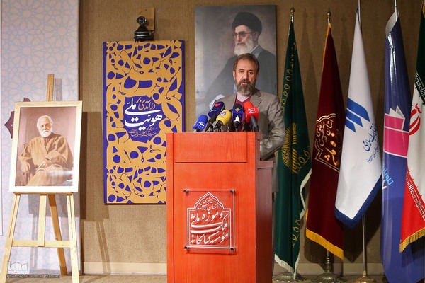 امیرخوراکیان ، رییس کتابخانه و موزه ملی ملک در مراسم رونمایی از کتاب درآمدی بر هویت ملی از نگاه رهبر معظم انقلاب