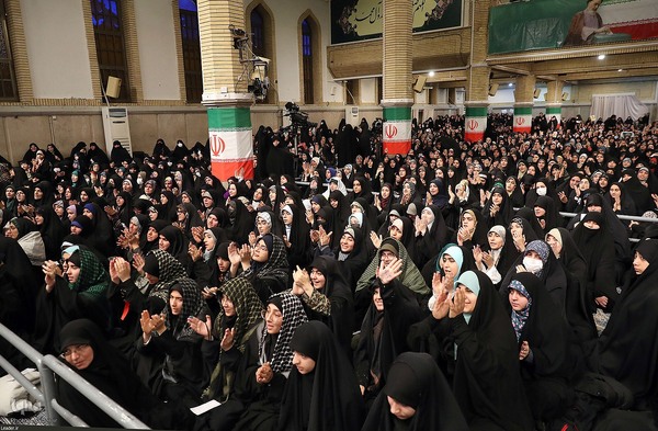 دیدار رأی اولی‌ها و خانواده‌های شهدا با مقام معظم رهبری