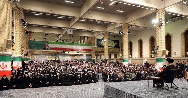 دیدار رأی اولی‌ها و خانواده‌های شهدا با مقام معظم رهبری