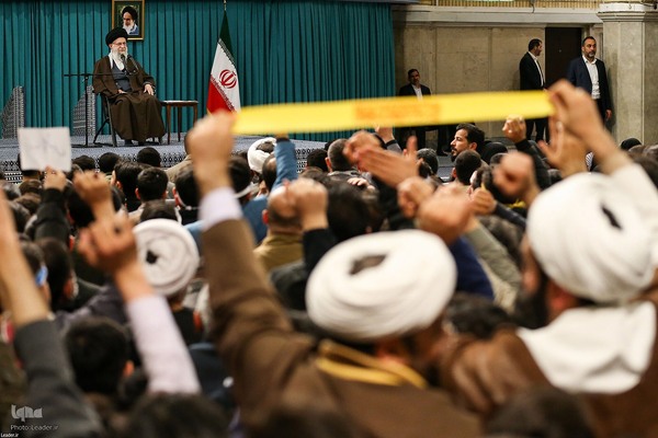 دیدار رأی اولی‌ها و خانواده‌های شهدا با مقام معظم رهبری