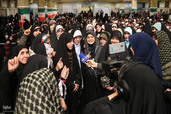 دیدار رأی اولی‌ها و خانواده‌های شهدا با مقام معظم رهبری