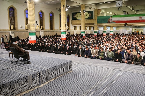 دیدار رأی اولی‌ها و خانواده‌های شهدا با مقام معظم رهبری