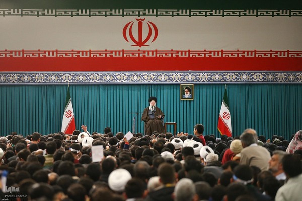 دیدار رأی اولی‌ها و خانواده‌های شهدا با مقام معظم رهبری