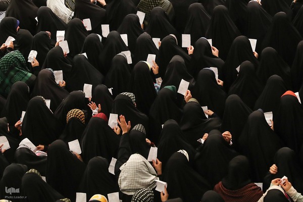 دیدار رأی اولی‌ها و خانواده‌های شهدا با مقام معظم رهبری