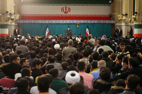 دیدار رأی اولی‌ها و خانواده‌های شهدا با مقام معظم رهبری