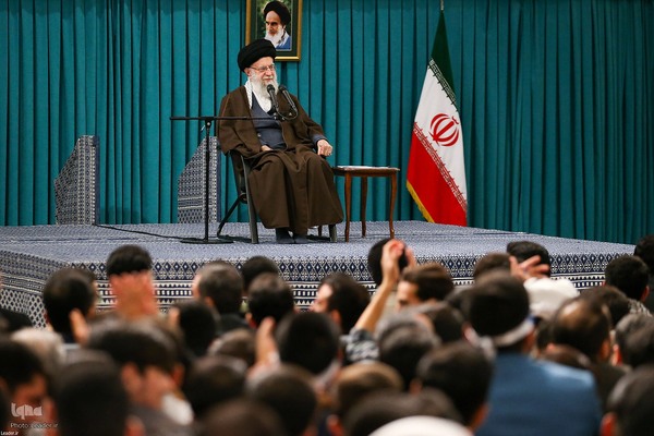 دیدار رأی اولی‌ها و خانواده‌های شهدا با مقام معظم رهبری