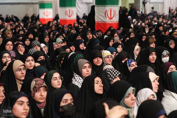 دیدار رأی اولی‌ها و خانواده‌های شهدا با مقام معظم رهبری