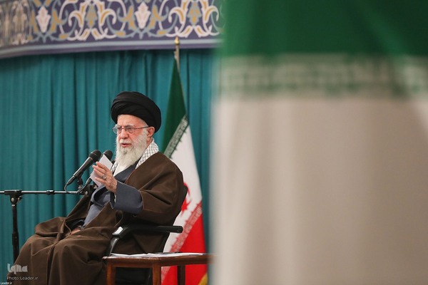 دیدار رأی اولی‌ها و خانواده‌های شهدا با مقام معظم رهبری