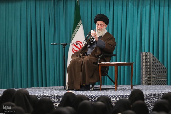 دیدار رأی اولی‌ها و خانواده‌های شهدا با مقام معظم رهبری